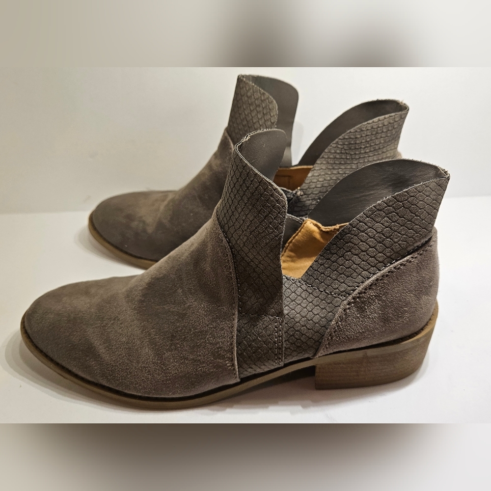 Women's size 7 and 1/2 ankle boot